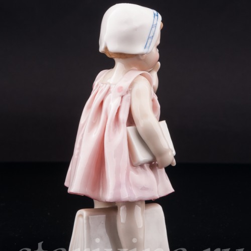 Фигурка из фарфора Девочка с книгами Karl Ens, Германия, 1920-30 гг.