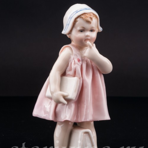 Фигурка из фарфора Девочка с книгами Karl Ens, Германия, 1920-30 гг.