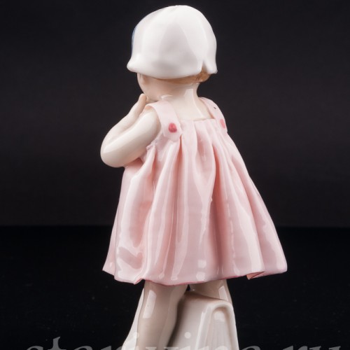 Фигурка из фарфора Девочка с книгами Karl Ens, Германия, 1920-30 гг.