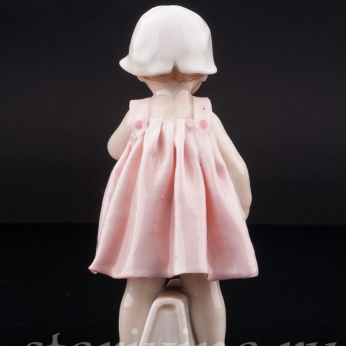 Фигурка из фарфора Девочка с книгами Karl Ens, Германия, 1920-30 гг.