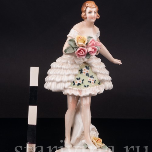 Статуэтка из фарфора Девушка с букетом цветов, Karl Ens, Германия, 1920-30 гг.