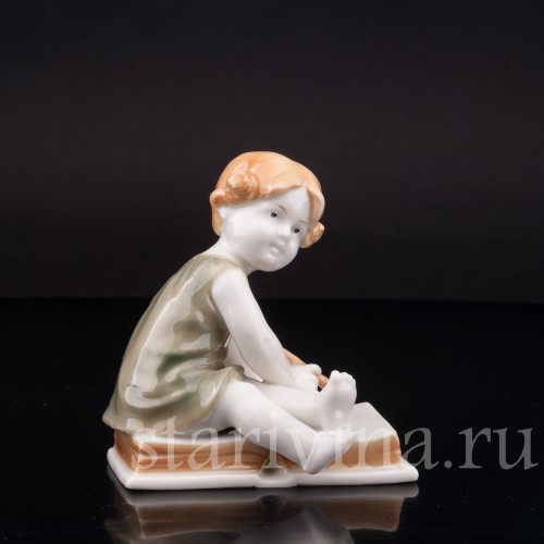 Фигурка из фарфора Девочка на книжке Karl Ens, Германия, 1920-30 гг.
