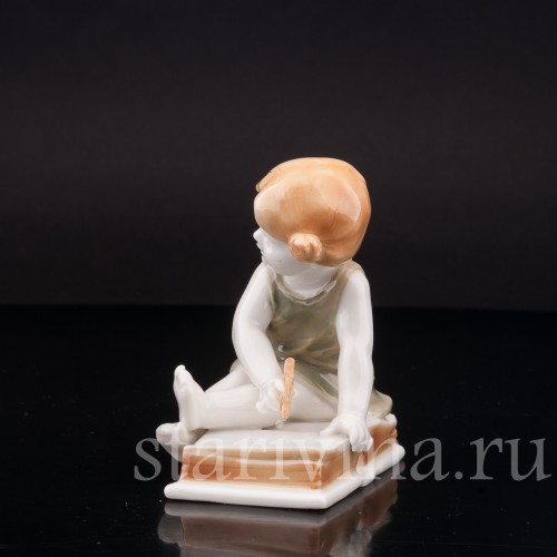 Фигурка из фарфора Девочка на книжке Karl Ens, Германия, 1920-30 гг.