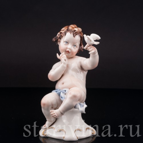 Фарфоровая статуэтка Путти с голубем, Capodimonte, Италия, вт. пол. 20 века.