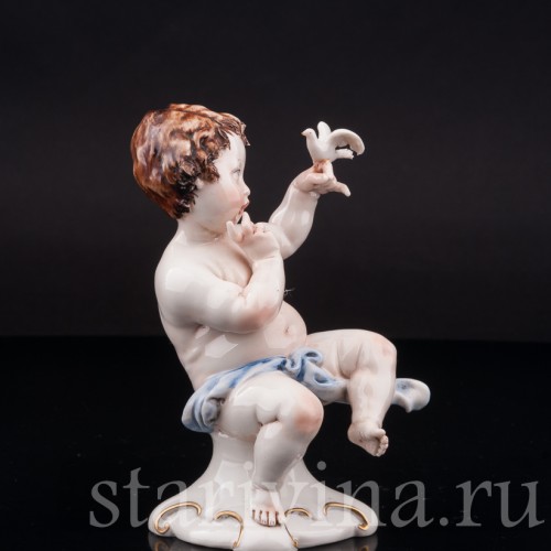 Фарфоровая статуэтка Путти с голубем, Capodimonte, Италия, вт. пол. 20 века.