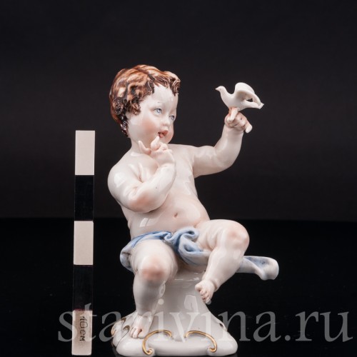 Фарфоровая статуэтка Путти с голубем, Capodimonte, Италия, вт. пол. 20 века.