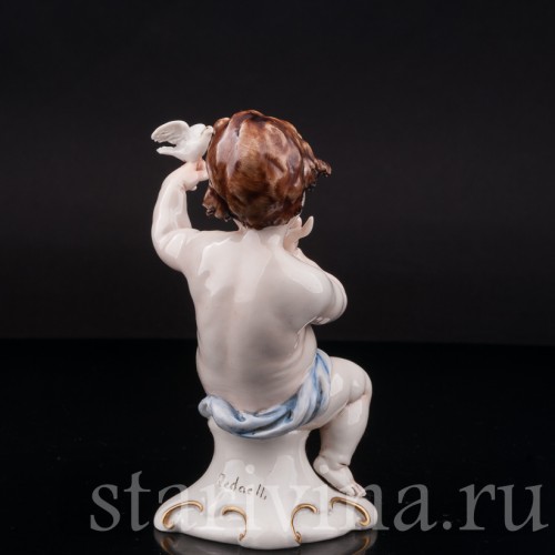 Фарфоровая статуэтка Путти с голубем, Capodimonte, Италия, вт. пол. 20 века.