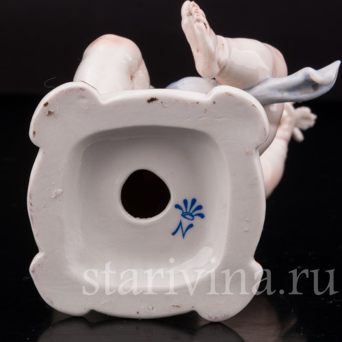 Фарфоровая статуэтка Путти с голубем, Capodimonte, Италия, вт. пол. 20 века.