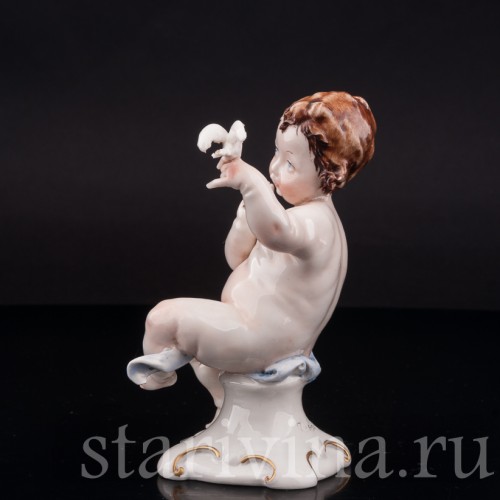 Фарфоровая статуэтка Путти с голубем, Capodimonte, Италия, вт. пол. 20 века.