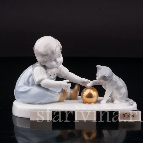 Фигурка из фарфора Малыш, играющий с кошкой, миниатюра Goebel, Германия, 1935-49 гг.