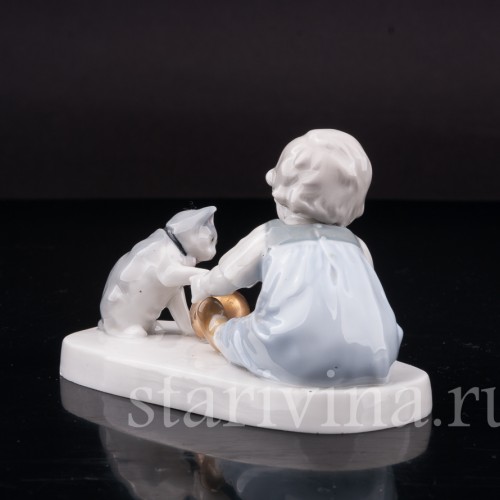 Фигурка из фарфора Малыш, играющий с кошкой, миниатюра Goebel, Германия, 1935-49 гг.