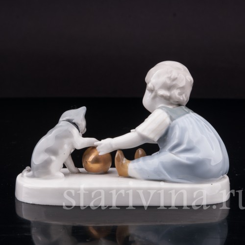 Фигурка из фарфора Малыш, играющий с кошкой, миниатюра Goebel, Германия, 1935-49 гг.