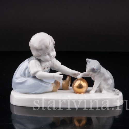 Фигурка из фарфора Малыш, играющий с кошкой, миниатюра Goebel, Германия, 1935-49 гг.