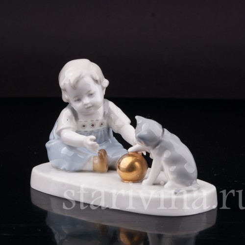 Фигурка из фарфора Малыш, играющий с кошкой, миниатюра Goebel, Германия, 1935-49 гг.