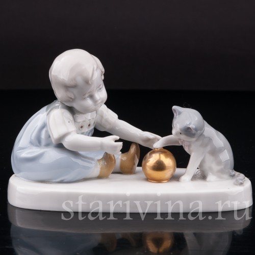 Фигурка из фарфора Малыш, играющий с кошкой, миниатюра Goebel, Германия, 1935-49 гг.