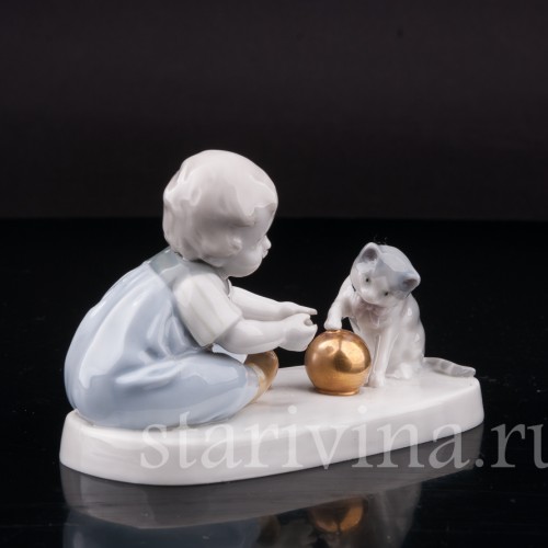 Фигурка из фарфора Малыш, играющий с кошкой, миниатюра Goebel, Германия, 1935-49 гг.