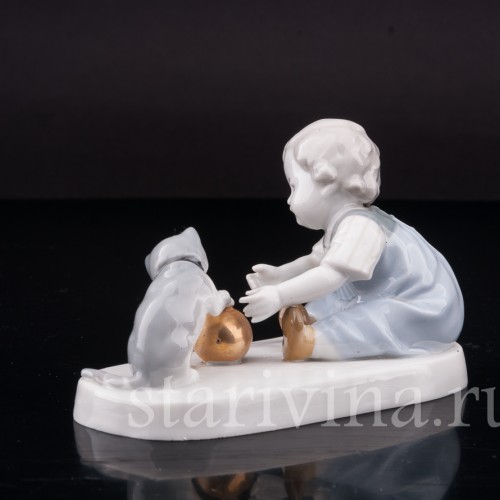 Фигурка из фарфора Малыш, играющий с кошкой, миниатюра Goebel, Германия, 1935-49 гг.