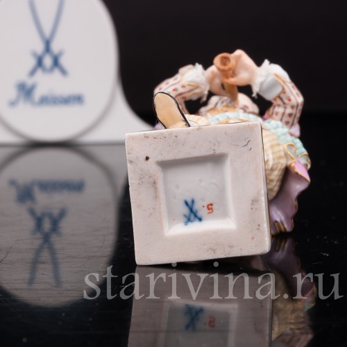 Фигурка из фарфора Мальчик, играющий на флейте, миниатюра Meissen, Германия, сер. 19 - нач. 20 вв.