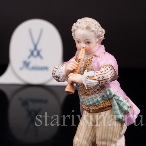 Фигурка из фарфора Мальчик, играющий на флейте, миниатюра Meissen, Германия, сер. 19 - нач. 20 вв.