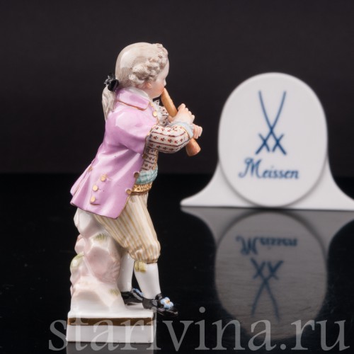 Фигурка из фарфора Мальчик, играющий на флейте, миниатюра Meissen, Германия, сер. 19 - нач. 20 вв.
