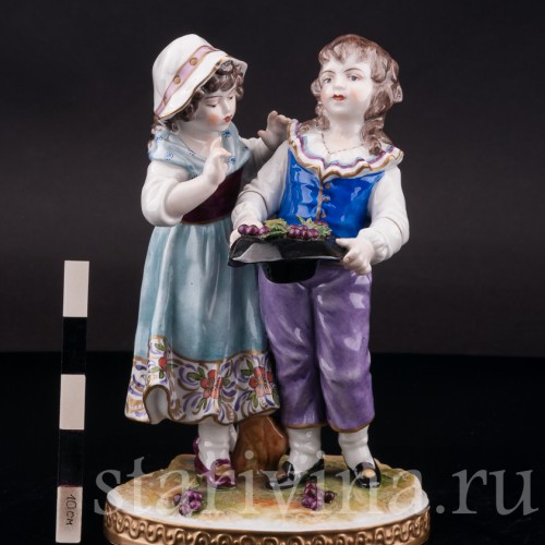 Фарфоровая фигурка Дети с виноградом, аллегория осени, Volkstedt, Германия, вт. пол. 20 в.