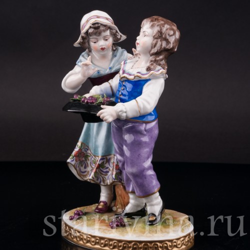 Фарфоровая фигурка Дети с виноградом, аллегория осени, Volkstedt, Германия, вт. пол. 20 в.