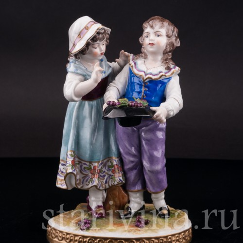 Фарфоровая фигурка Дети с виноградом, аллегория осени, Volkstedt, Германия, вт. пол. 20 в.