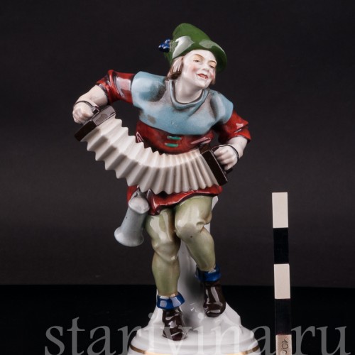 Фигурка из фарфора Шпильман с гармошкой Hertwig & Co, Германия, перв. пол. 20 в.