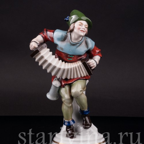 Фигурка из фарфора Шпильман с гармошкой Hertwig & Co, Германия, перв. пол. 20 в.