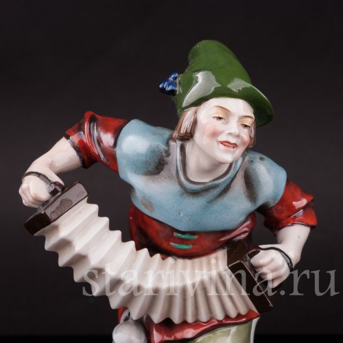 Фигурка из фарфора Шпильман с гармошкой Hertwig & Co, Германия, перв. пол. 20 в.