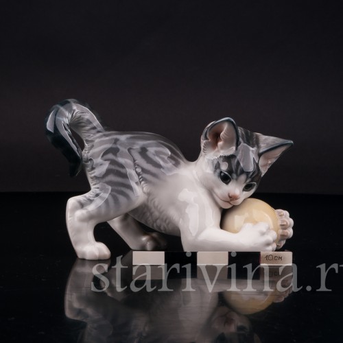 Фарфоровая статуэтка Котёнок, играющий с мячом Германия, 1950 гг.