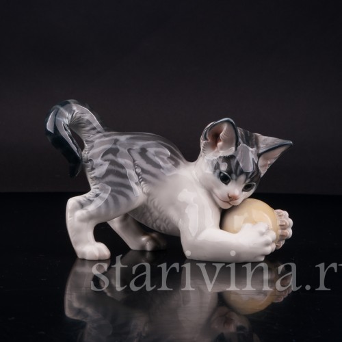 Фарфоровая статуэтка Котёнок, играющий с мячом Германия, 1950 гг.