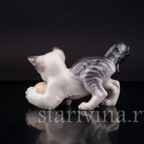 Фарфоровая статуэтка Котёнок, играющий с мячом Германия, 1950 гг.