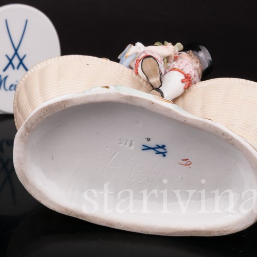 Фигурка из фарфора Мальчик с двумя корзинами Meissen, Германия, сер. 19 - нач. 20 вв.