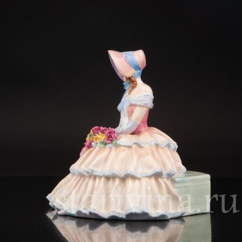 Фигурка девушки из фарфора Полуденные мечты Royal Doulton, Великобритания, сер. 20 века.