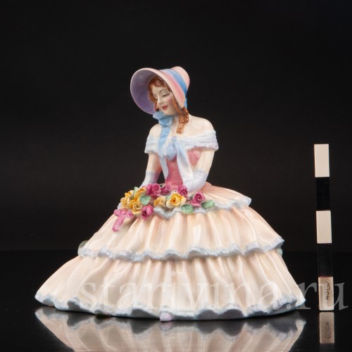 Фигурка девушки из фарфора Полуденные мечты Royal Doulton, Великобритания, сер. 20 века.