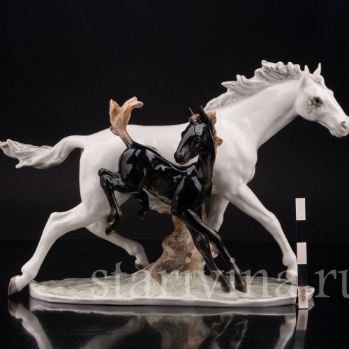 Фарфоровая статуэтка Лошадь с жеребёнком, Hutschenreuther, Германия, 1970 гг.