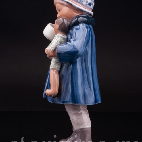 Фигурка из фарфора Девочка с куклой, Dahl Jensen, Дания, 1920-80 гг.