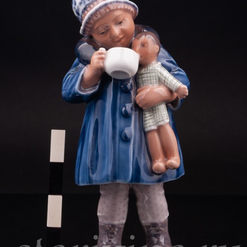 Фигурка из фарфора Девочка с куклой, Dahl Jensen, Дания, 1920-80 гг.