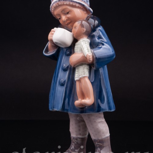 Фигурка из фарфора Девочка с куклой, Dahl Jensen, Дания, 1920-80 гг.