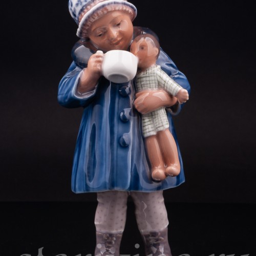 Фигурка из фарфора Девочка с куклой, Dahl Jensen, Дания, 1920-80 гг.