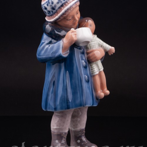 Фигурка из фарфора Девочка с куклой, Dahl Jensen, Дания, 1920-80 гг.