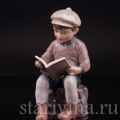 Фигурка из фарфора Мальчик, читающий книжку Dahl Jensen, Дания, 1920-80 гг.