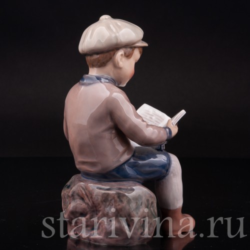 Фигурка из фарфора Мальчик, читающий книжку Dahl Jensen, Дания, 1920-80 гг.