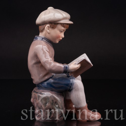 Фигурка из фарфора Мальчик, читающий книжку Dahl Jensen, Дания, 1920-80 гг.