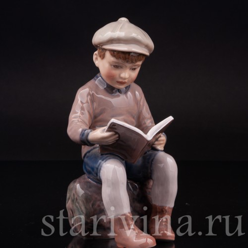 Фигурка из фарфора Мальчик, читающий книжку Dahl Jensen, Дания, 1920-80 гг.