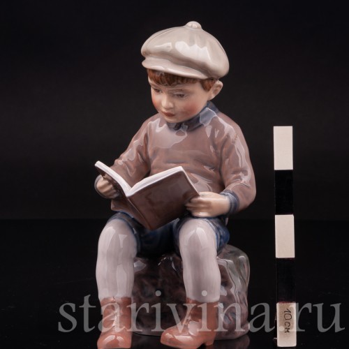 Фигурка из фарфора Мальчик, читающий книжку Dahl Jensen, Дания, 1920-80 гг.