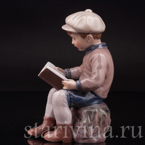 Фигурка из фарфора Мальчик, читающий книжку Dahl Jensen, Дания, 1920-80 гг.