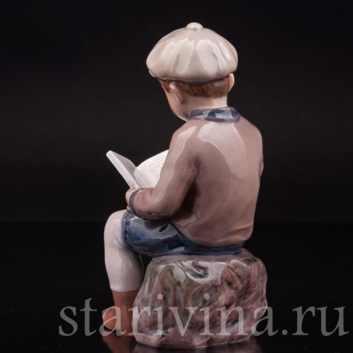 Фигурка из фарфора Мальчик, читающий книжку Dahl Jensen, Дания, 1920-80 гг.