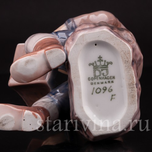 Фигурка из фарфора Мальчик, читающий книжку Dahl Jensen, Дания, 1920-80 гг.